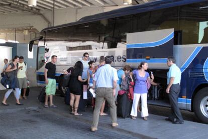 Un grupo de viajeros sube a un autobús en la Estación Sur de Madrid.