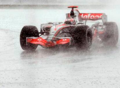 Alonso conduce bajo la lluvia en el Gran Premio de Europa.