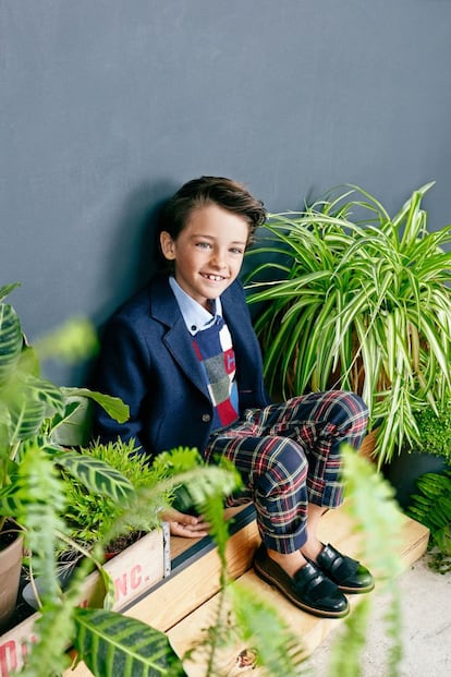 “Yo no he hecho nada”. Jorge lleva chaqueta azul de Nanos, jersey de cuadros de Hackett, camisa azul de Armani Junior, pantalones a cuadros de Bellerose y mocasines negros de Eli.