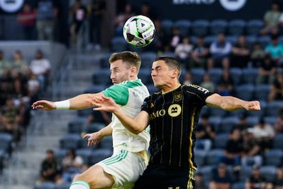 Jon Gallagher del Austin FC y Sergi Palencia del FC de los Ángeles,  durante la primera mitad del encuentro en el estadio BMO. El 7 de agosto de 2024.