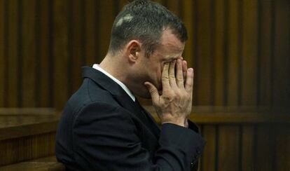 Oscar Pistorius llora durante su declaración.