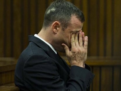 Oscar Pistorius llora durante su declaraci&oacute;n.
