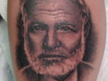 Un tatuaje de Ernest Hemingway en el blog 'Las Lecturas de Mr. Davidmore'