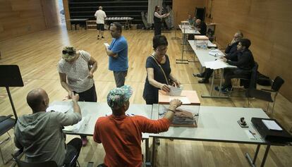Poca afluència en un col·legi electoral de l'Hospitalet a les eleccions del 2015.