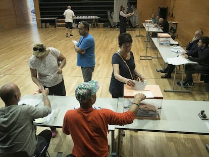 Poca afluència en un col·legi electoral de l'Hospitalet a les eleccions del 2015.