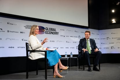 Margarita Oliva Sainz de Aja y Pedro Azagra hablan en el panel  'Navegando la transición energética: desafíos y oportunidades'. Azagra, señala que las necesidades que ha traído la IA, tanto a nivel de capacidad de la red eléctrica, como de su incorporación en los sistemas internos, será una parte central de sus operaciones a futuro. 