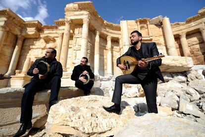 M&uacute;sicos sirios con sus instrumentos en en el anfiteatro romano de Palmira, reconquistada al ISIS.