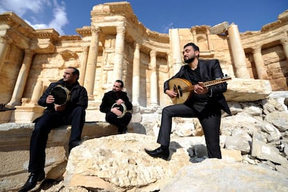 Músicos sirios con sus instrumentos en en el anfiteatro romano de Palmira, reconquistada al ISIS.