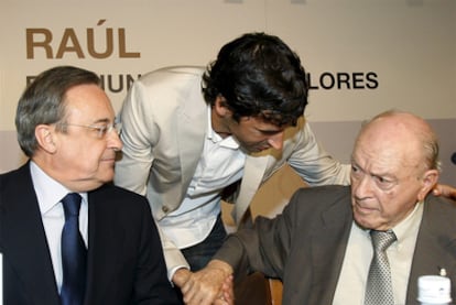 Florentino Pérez, Raúl y Alfredo di Stefano, en la presentación del libro sobre el capitán.