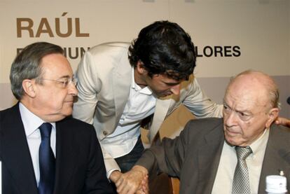 Florentino Pérez, Raúl y Alfredo di Stefano, en la presentación del libro sobre el capitán.