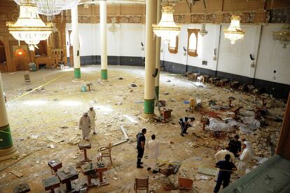 Miembros de las fuerzas de seguridad inspeccionan el interior de la mezquita de Al Iman al Sadik tras un atentado en Kuwait.