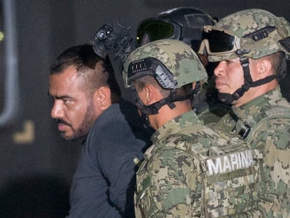 Jorge Iván Gastélum, alias El Cholo Iván, es escoltado a un hangar federal en Ciudad de México, el 8 de enero de 2016.
