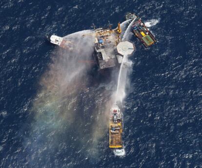 Varios barcos lanzan agua a la plataforma que hoy ha estallado en el golfo de México. Trece trabajadores han tenido que ser rescatados de las aguas.