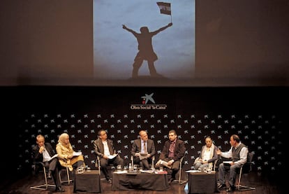 Debate organizado por EL PAÍS en  CaixaForum. De izquierda a derecha, Ignacio Cembrero, Sirn Adlbi, Mourad Zarrouk, Javier Valenzuela, Mehdi Cherifi, Imam Amina Ouenzar y El Houssine Majdoubi.