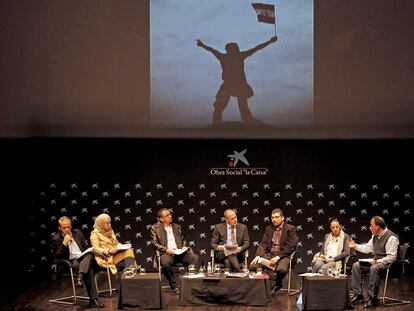 Debate organizado por EL PAÍS en CaixaForum. De izquierda a derecha, Ignacio Cembrero, Sirn Adlbi, Mourad Zarrouk, Javier Valenzuela, Mehdi Cherifi, Imam Amina Ouenzar y El Houssine Majdoubi.
