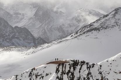 Top of Tirol se llama este espectacular mirador situado a 3.200 metros de altura en el monte Isidor, en los Alpes austriacos. Mira hacia el glaciar Stubaier y fue proyectado por el estudio LAAC Architekten. En invierno, la plafatorma se abre cuando las condiciones climáticas permiten el acceso, que se realiza desde la estación de funicular de Schaufeljoch, a 3.160 metros.