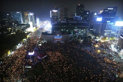 Pantallas gigantes, escenarios, canciones protesta y también temas del género surcoreano K-pop aportaron color a la manifestación que, según las cifras estimadas, habría superado en magnitud a una del año 2008 considerada hasta ahora la mayor en casi tres décadas de democracia en Corea del Sur.