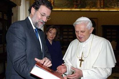 Mariano Rajoy, acompañado de su esposa, Elvira Fernández, entrega al Papa un libro sobre Isabel la Católica.