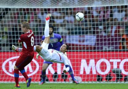 Cristiano Ronaldo remata de una chilena ante el checo David Limbersky.