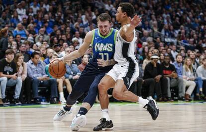 Forbes trata de frenar a Doncic en el Dallas-San Antonio.