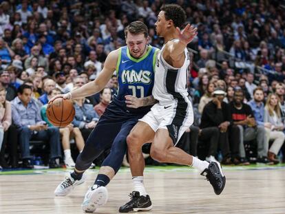 Forbes trata de frenar a Doncic en el Dallas-San Antonio.