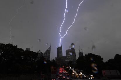 Un rayo cae en el centro de Sídney (Australia) durante una tormenta eléctrica, el 22 de noviembre.