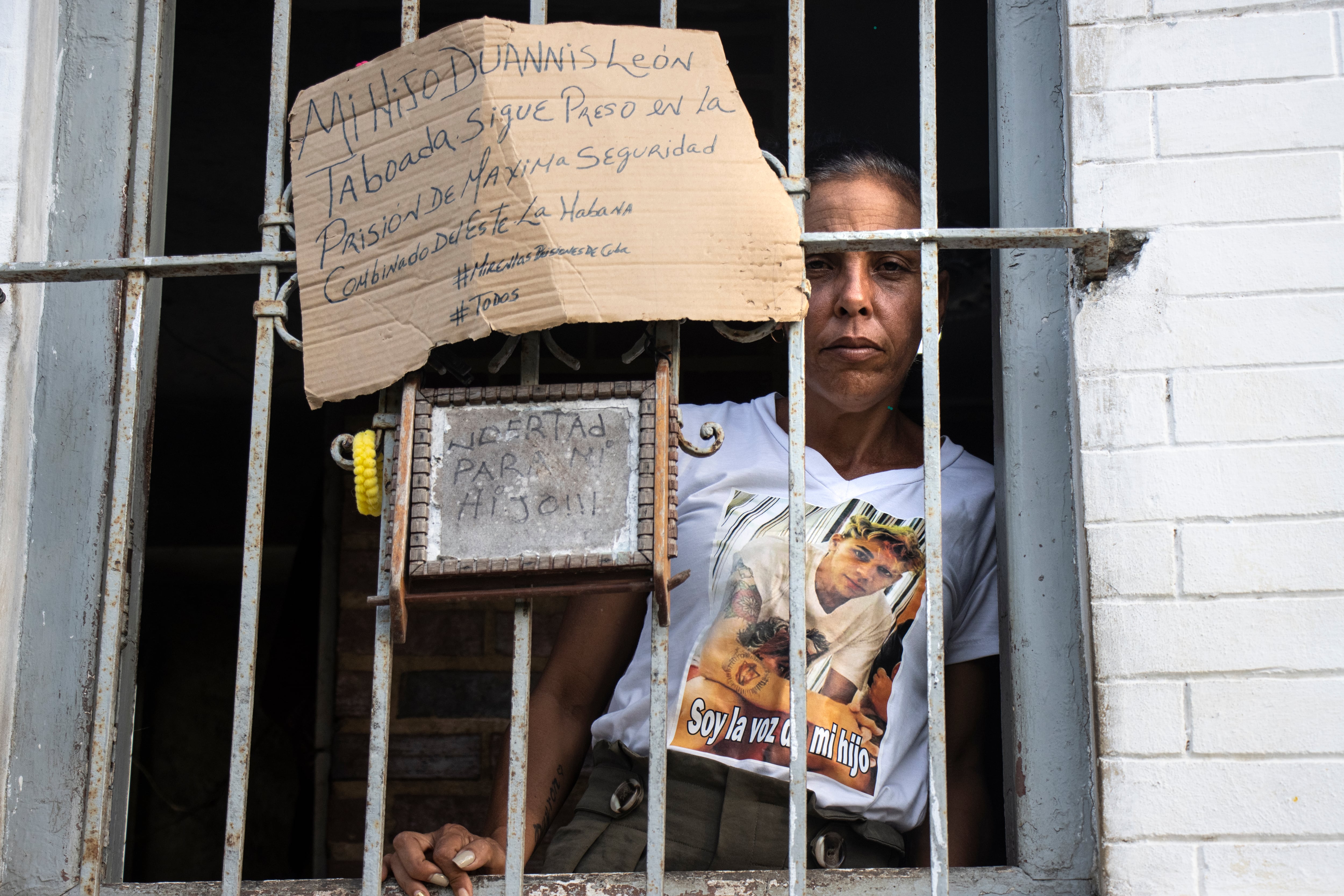 Yenisey Taboada, madre de Duannis, pide la libertad de su hijo en la ventana de su casa, el 28 de julio de 2025, en Arroyo Naranjo, La Habana (Cuba).