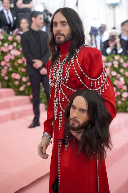 Jared Leto o el hombre de las dos cabezas (2019). Como si se tratara de Salomé en el famoso cuadro de Caravaggio, el actor y cantante Jared Leto apareció en escena sosteniendo una cabeza en sus manos que, en aquella ocasión, era una réplica de la suya. La ocurrencia se la debemos a su amigo, el diseñador Alessandro Michele, que un año antes había subido a la pasarela inquietantes duplicados de las cabezas de sus modelos. Leto tomó buena nota de la extravagancia avistada en aquella colección de Gucci y confirmó que no existe un accesorio más perturbador e icónico en la alfombra roja que llevar tu propia cara.