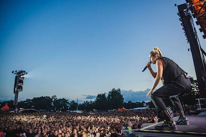 La cantante danesa Mo en el escenario del festival Roskilde (Dinamarca) de 2016.