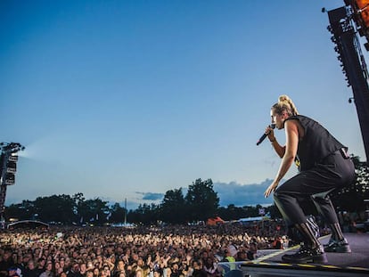 La cantante danesa Mo en el escenario del festival Roskilde (Dinamarca) de 2016.