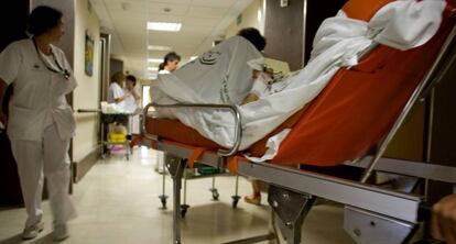 Una enfermera atiende a un paciente en Cuidados Paliativos en Sevilla.
