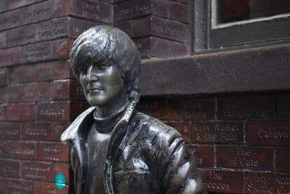 Estatua de John Lennon ubicada en la calle Matthew de Liverpool