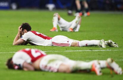 Los jugadores de Ajax se lamentan en el suelo tras verse apeados de la final de la Champons League que se celebrará en Madrid.