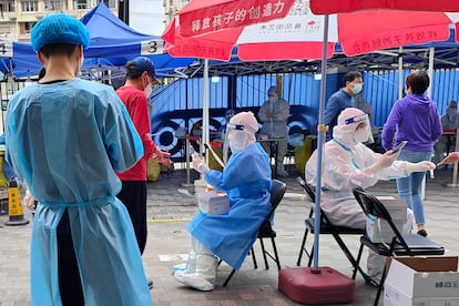 Residents queue up for COVID-19 nucleic acid tests at a gated community on May 25, 2022 in Shanghai, China
