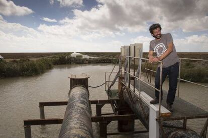 El director Alberto Rodr&iacute;guez, en las marismas de Do&ntilde;ana donde se rod&oacute; &#039;La isla m&iacute;nima&#039;.