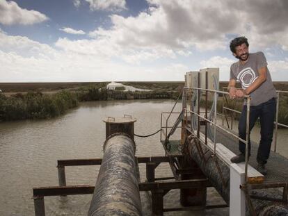 El director Alberto Rodr&iacute;guez, en las marismas de Do&ntilde;ana donde se rod&oacute; &#039;La isla m&iacute;nima&#039;.