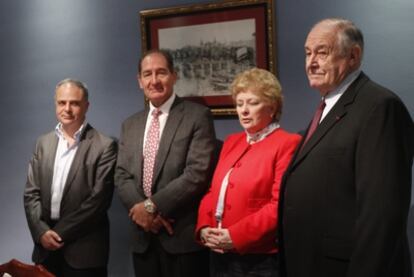 Pierre Hazan, Brian Currin, Nuala Oloan y Raymond Kendall, cuatro de los miembros de grupo de mediación que celebra hoy su primera reunión en el País Vasco.