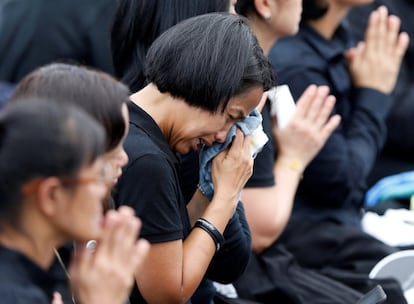 Una mujer llora durante la ceremonia de cremación del rey Bhumibol Adulyadej.