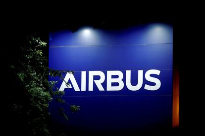 Un logo de Airbus en su fábrica de Blagnac (Francia).