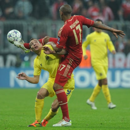 Boateng intenta controlar el balón ante Marco Ruben.