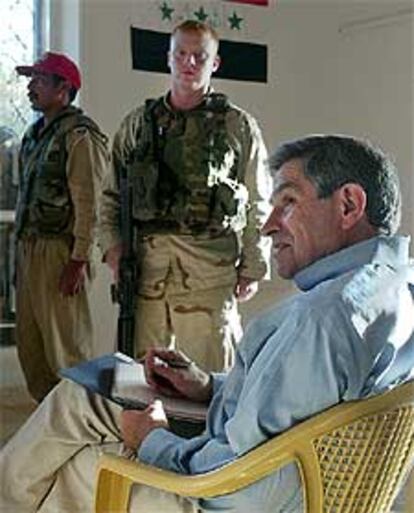 Paul Wolfowitz, ayer en una base estadounidense en Tikrit.