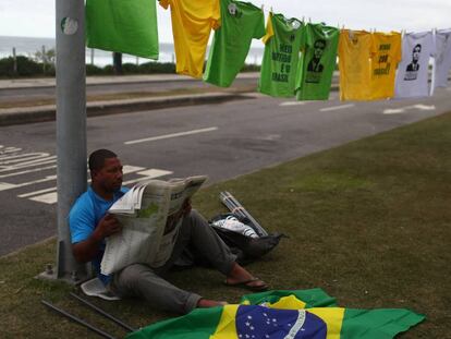 Un vendedor de camisetas, en Rio de Janeiro.