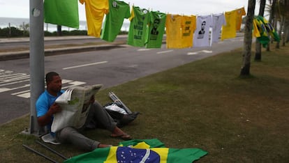 Um vendedor de camisas no Rio de Janeiro