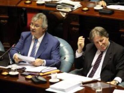 Los ministros de Transporte, Enrique Pintado (i), y de Economía, Fernando Lorenzo (d), en el Palacio Legislativo, en Montevideo (Uruguay), durante una interpelación por el caso de la aerolínea estatal Pluna, quebrada hace mas de tres meses y sin solución aún para sus rutas y personal.