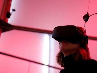 Una mujer, con un casco de Oculus Rift VR, el pasado diciembre en Par&iacute;s.