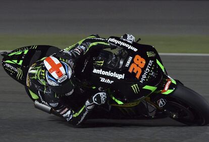 Bradley Smith, piloto británico del equipo Monster Yamaha Tech 3, toma una curva durante de los entrenamientos libres.