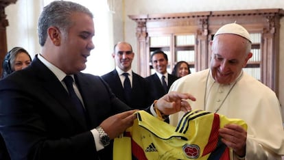Duque entrega a Francisco una camiseta de la selección de Colombia este lunes en el Vaticano.