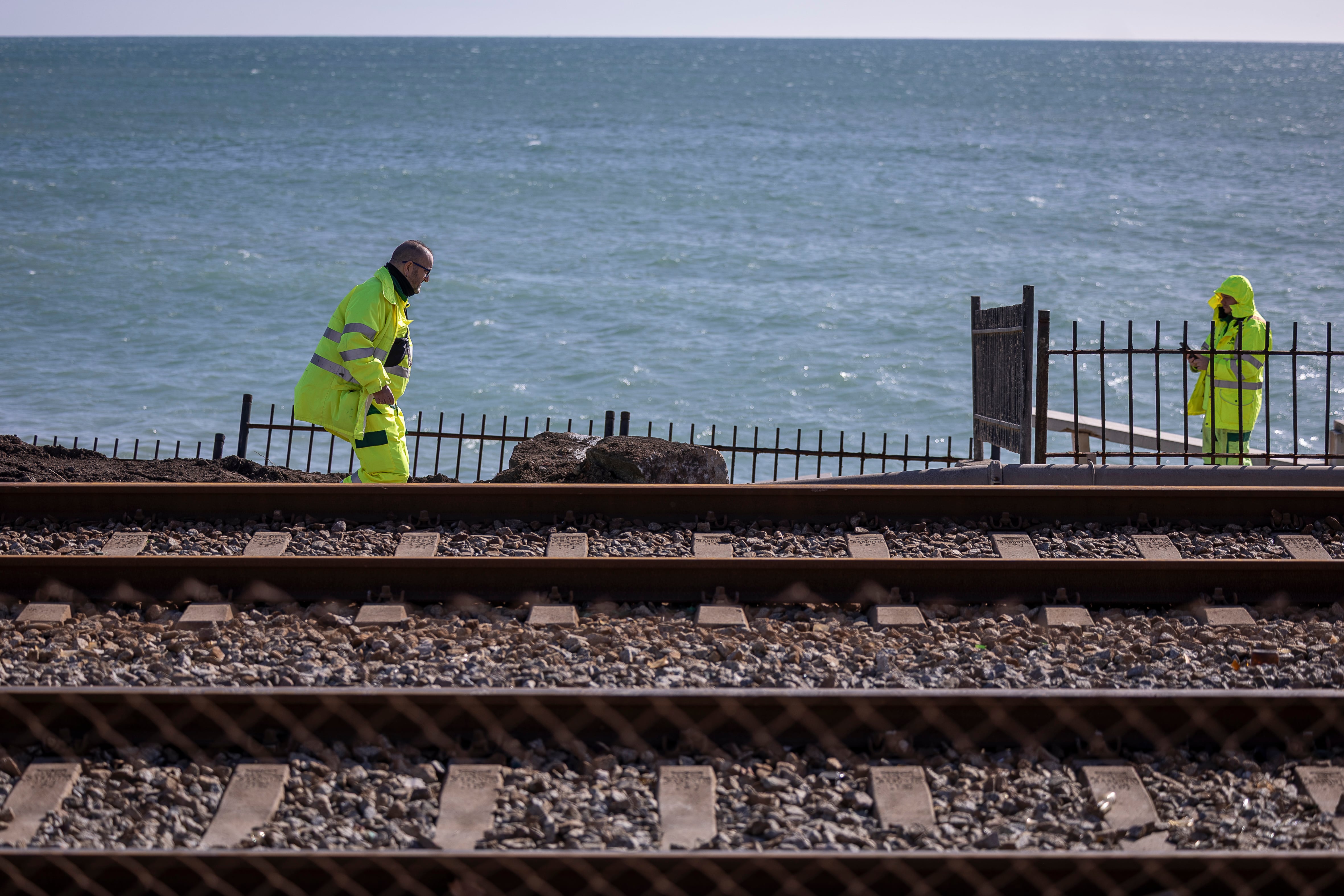 Operarios de Adif verifican el estado de las vías de la R1 en Badalona, uno de los puntos negros de la red ferroviaria marcados durante los últimos días.