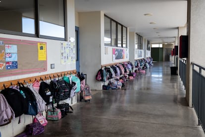 Uno de los pasillos del Colegio Trigales del Maipo en Puente Alto, Santiago, Chile.
