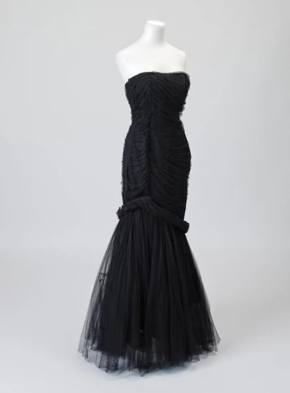 Cristóbal Balenciaga, Traje de noche, ca. 1948. Fundació Antoni de Montpalau, donación Oleguer Armengol. (Foto: Jordi Puig)